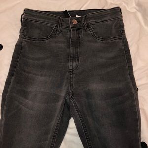 Grey high waisted skinny jeans.